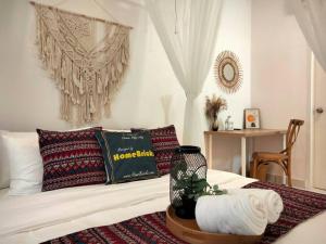 una camera da letto con letto bianco, cuscini e specchio di V Boho Home 3Bedroom 7-8Pax Eco Majestic Semenyih a Beranang