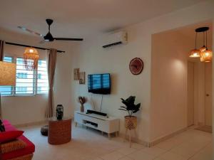 un soggiorno con TV a schermo piatto a parete di V Boho Home 3Bedroom 7-8Pax Eco Majestic Semenyih a Beranang