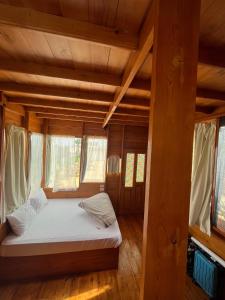 ‘Ezbet IlyâsにあるNorthern Lake Lodgeのウッドフロアの窓付きドミトリールームのベッド1台分です。