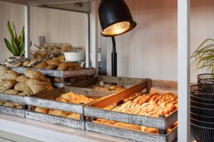 a bakery with lots of different types of bread at INNSiDE by Meliá Hamburg Hafen in Hamburg