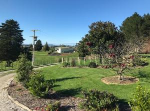 um jardim ao lado de uma colina em Waitomo Golf Ridge em Cavernas de Waitomo