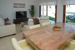 阿爾奧林德拉托雷的住宿－TESS Villa Maria，客厅配有木桌和椅子