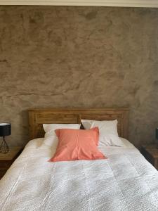 un letto bianco con un cuscino arancione sopra di U0616 - Magnifique villa avec piscine proche Nice, Cannes a Roquefort-les-Pins