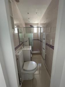 bagno bianco con servizi igienici e lavandino di U0616 - Magnifique villa avec piscine proche Nice, Cannes a Roquefort-les-Pins