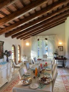 uma grande sala de estar com mesa e cadeiras em Wine Resort Luisa em Mariano del Friuli