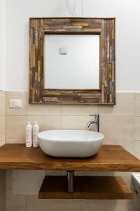 ein weißes Waschbecken auf einem Holztisch im Bad in der Unterkunft Largo Molina Studio III by Wonderful Italy in Bologna