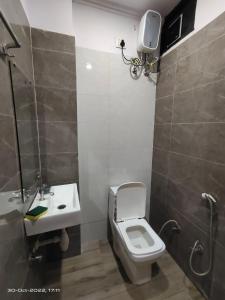 OSHO Villa Guest House في جايبور: حمام مع مرحاض ومغسلة