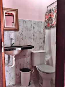 La salle de bains est pourvue de toilettes et d'un lavabo. dans l'établissement Falésias de Carapibus, à Conde