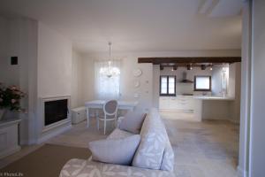 ein Wohnzimmer und eine Küche mit einem Sofa und einem Tisch in der Unterkunft Wine Resort Luisa in Mariano del Friuli