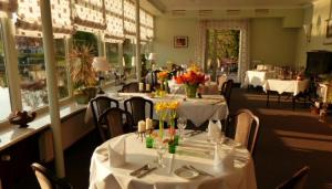 מסעדה או מקום אחר לאכול בו ב-Restaurant und Hotel Zum Weissen Ross