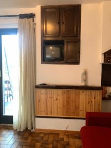 cocina con encimera, microondas y ventana en Residence il Cristallo - Appartamento en Ovindoli