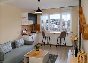 a living room with a couch and a kitchen at Apartment Colibri in Veliko Tŭrnovo