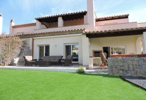 a house with a lawn in front of it at Doree 449 in Bonmont Terres Noves