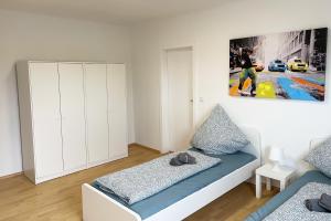 een slaapkamer met een bed en een schilderij aan de muur bij cozy 2-room Apartment in Brühl