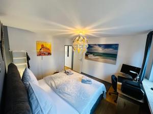 1 dormitorio con cama, sofá y lámpara de araña en stilvoll-mit Balkon- zentral - Netflix-Nespresso en Essen