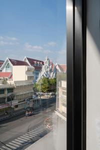 una ventana con vistas a una calle de la ciudad en CASA BLANCA Dusit en Dusit