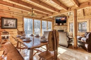 comedor con mesa y sillas en una cabaña en The Wildlife Lodge - GREAT LOCATION! CLOSE TO TANGER OUTLETS! cabin, en Sevierville 41 fotos más
