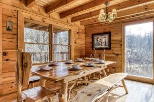Un comedor con mesa y sillas de madera. en The Wildlife Lodge - GREAT LOCATION! CLOSE TO TANGER OUTLETS! cabin, en Sevierville