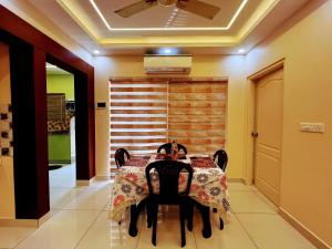 a dining room with a table and chairs and a wall at Exquisite 2BHK de Luxe boutique apartment. in Kulurkudrū
