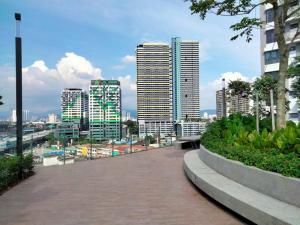 クアラルンプールにあるM Vertica Residence I HomeBrickzの高層ビルのある街歩道