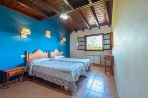 A bed or beds in a room at Casa Rural La Indiana I y II