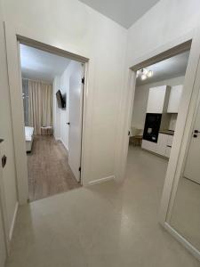 Dieses weiße Zimmer verfügt über einen Flur und eine Küche. in der Unterkunft Апартаменти м.Буча ЖК Гранд Бурже in Bucha + 25 Fotos