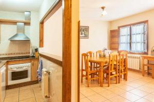 A kitchen or kitchenette at Casa Rural La Indiana I y II