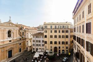 una vista aérea de una ciudad con edificios en Torre Capranica, en Roma