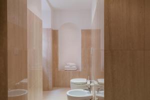 ein Bad mit einem WC und einem Waschbecken in der Unterkunft Torre Capranica in Rom