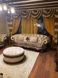 een woonkamer met een bank en een groot tapijt bij TRABZON YALINCAK TERAS 1 SİTESİ in Trabzon
