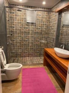 een badkamer met een toilet, een wastafel en een douche bij TRABZON YALINCAK TERAS 1 SİTESİ in Trabzon