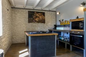 una cocina con una foto de una vaca en la pared en L'atelier en La Chapelle-Saint-Martin-en-Plaine
