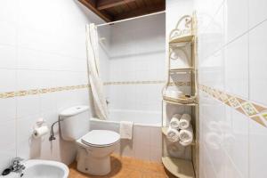 A bathroom at Casa Rural La Indiana I y II