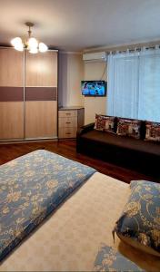 Großes Zimmer mit 2 Betten und einem TV. in der Unterkunft Апартаменти Буча ЖК Центральний in Bucha