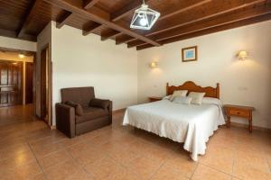 A bed or beds in a room at Casa Rural La Indiana I y II