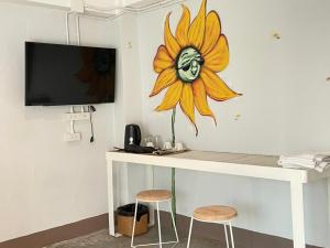 Μια τηλεόραση ή/και κέντρο ψυχαγωγίας στο Perfect location in Chiang Mai 步行到塔佩門500米的泰式藝術民宿