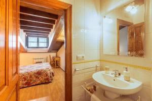 A bathroom at Casa Rural La Indiana I y II
