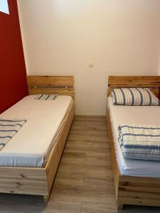 two bunk beds in a room with wooden floors at Monteur-Apartment am Bahnhof in Muhlheim am Main