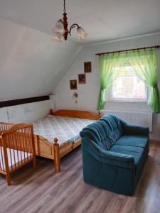 een woonkamer met een bank en een bed bij Chalupa u dědy in Dlažkovice
