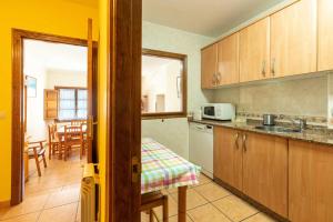 A kitchen or kitchenette at Casa Rural La Indiana I y II