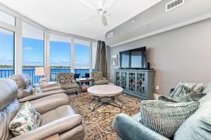 een woonkamer met banken en een flatscreen-tv bij Bel Sole 301 in Gulf Shores