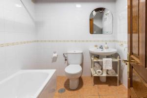 A bathroom at Casa Rural La Indiana I y II