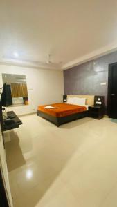 1 dormitorio con 1 cama en el centro de una habitación en SHLOKA RESIDENCY, en Shamshabad