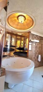 Koupelna v ubytování Q Hotel