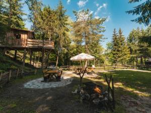 un parque con mesa de picnic y sombrilla en Bobcikowa Chata, en Szczawnica