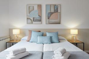 A bed or beds in a room at Autonomia - The Rentals Collection