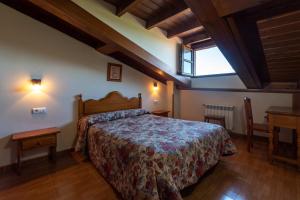 A bed or beds in a room at Casa Rural La Indiana I y II
