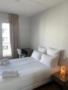 Postel nebo postele na pokoji v ubytování Hôtel Le Costellan