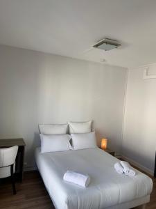 Postel nebo postele na pokoji v ubytování Hôtel Le Costellan