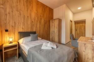 Ένα ή περισσότερα κρεβάτια σε δωμάτιο στο Hotel Lípa +33 φωτογραφίες